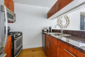 Fridge, microwave, oven, stovetop - Midtown 1 BR South West city views | Near Central Park and Times Square (New York)