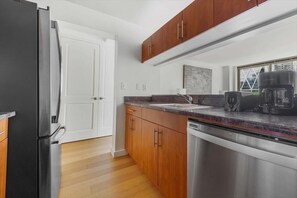 Kühlschrank, Mikrowelle, Ofen, Herdplatte