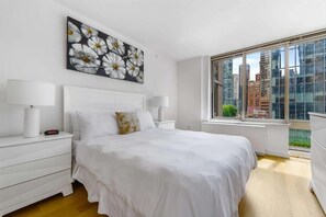 1 bedroom, desk, iron/ironing board, free WiFi - Hells Kitchen 1 BR South West city views | Parking Available (New York)