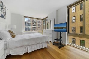 1 habitación, escritorio, tabla de planchar con plancha y cuna de viaje 