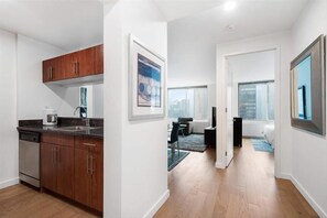Un apartamento moderno con cocina, comedor y un dormitorio.