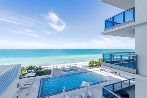 A heated pool - Sandbar Lounge Close by | Free Beach Access | Full Kitchen & Free Wifi (Miami Beach)