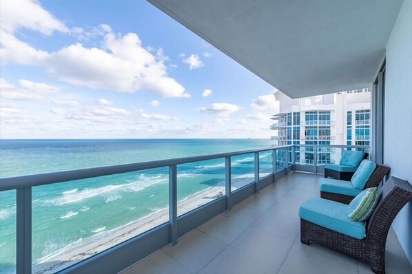 Property grounds - Oceanfront Luxury Getaway | Outdoor Pools & Parking | South Florida (Miami Beach)