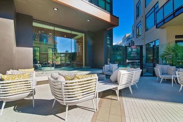 Outdoor dining - Downtown Mountain View 2 BR | Close to Castro St (Mountain View)