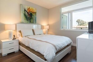 2 bedrooms, desk, iron/ironing board, free WiFi - Downtown Mountain View 2 BR | Close to Castro St (Mountain View)