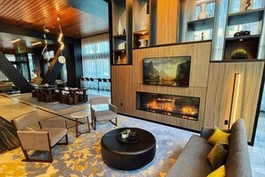 Smart TV - Seaport 1 BR | Fitness Center | Desk + Wi-Fi (Boston)