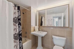 Ein Badezimmer mit einer Badewanne, einem Waschbecken und einer Toilette.