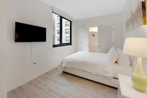 1 habitación, escritorio, tabla de planchar con plancha y cuna de viaje