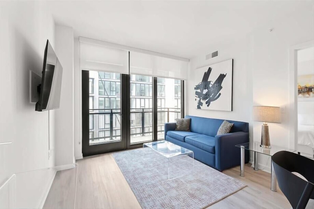 Walk to Top DC Attractions & Dining | Private Balcony