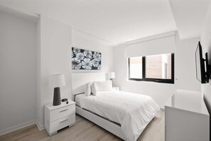 2 habitaciones, escritorio y tabla de planchar con plancha 