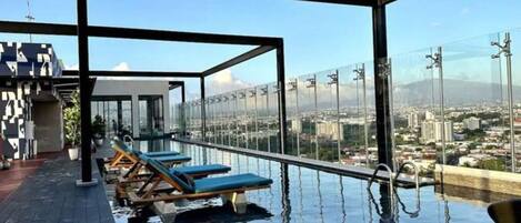 Een buitenzwembad, een verwarmd zwembad