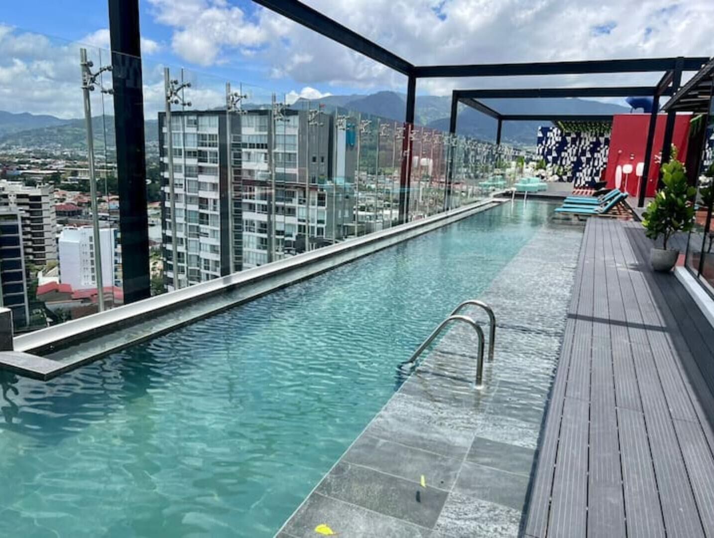 室外游泳池，恒温泳池