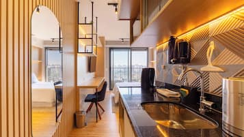 Estúdio clássico | Cozinha privada | Geladeira, micro-ondas, cooktop, cafeteira/chaleira