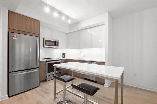 Køleskab, mikrobølgeovn, ovn, kogeplade