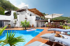 季節性室外游泳池，提供日光浴躺�椅