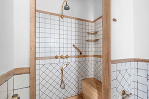 Exclusive-Villa, eigener Pool, Meerblick | Badezimmer | Kostenlose Toilettenartikel, Haartrockner, Bidet, Handtücher