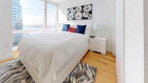 1 dormitorio, escritorio, tabla de planchar con plancha y cuna de viaje