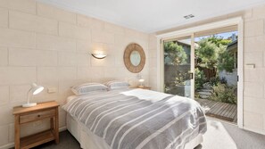 4 bedrooms, iron/ironing board, WiFi, bed sheets - Alexander in Old Lonnie (Point Lonsdale)