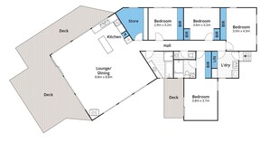 En planløsning af et hotel med terrasse, opholds- og spiseområde, køkken, butik og flere værelser.