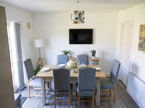 Dining - Bright & Spacious Chilterns Hideaway - Pass the Keys (Saunderton)