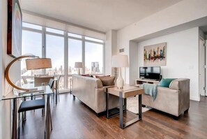 Smart TV - near Times Square 2 Deluxe BR Uptown/river views | Work Space (New York)