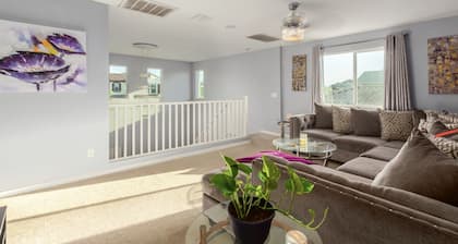 Golden Temple Getaway 5bd/2.5bth house with WiFi/Exercise Room Family Friendly