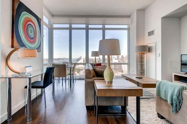 Smart TV - Midtown West 2 Deluxe BR Uptown/river views | High Speed Internet (New York)