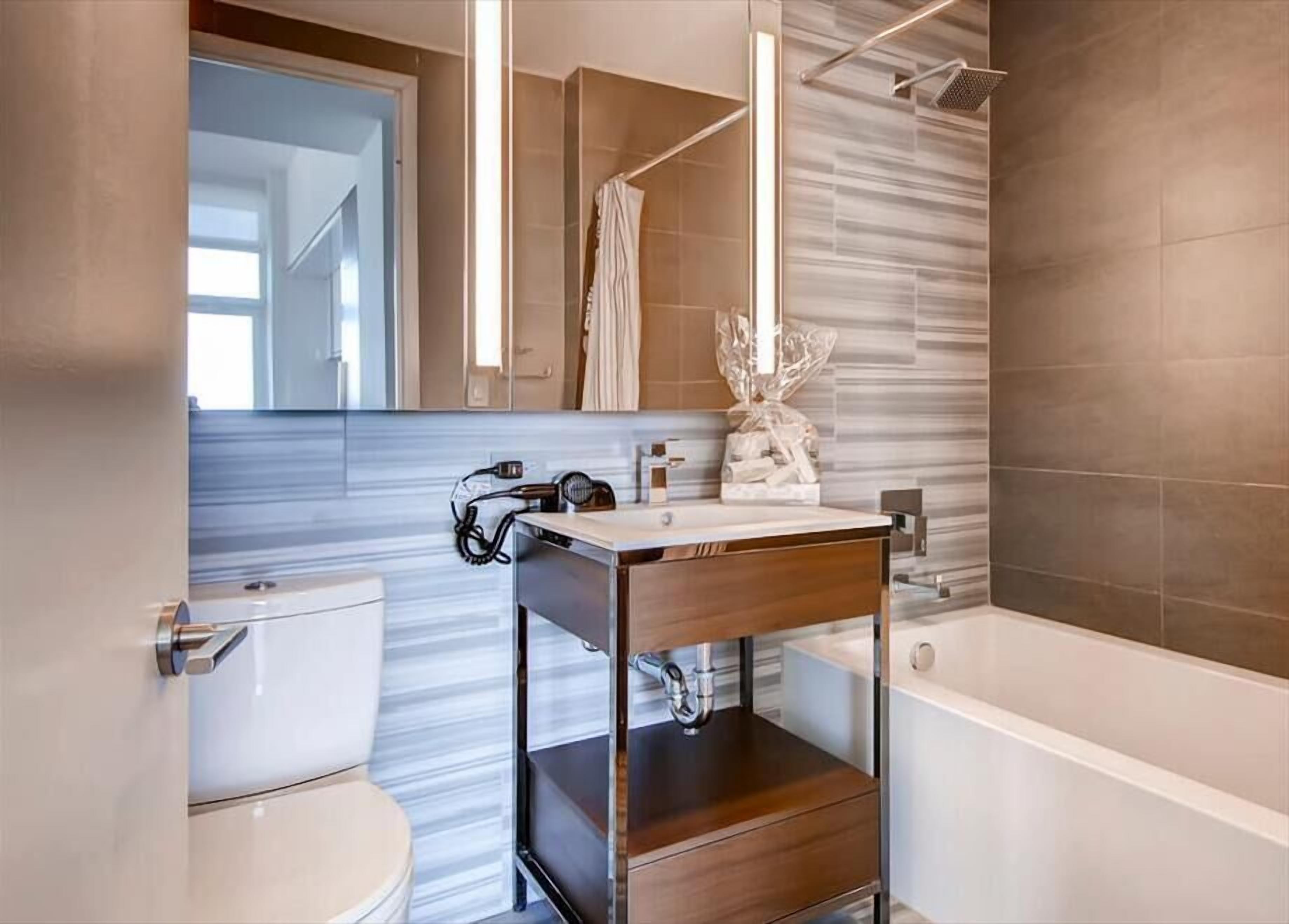 Midtown West New York 2 Bedroom Deluxe Bathroom