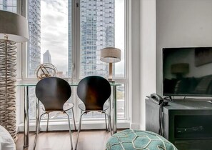 Smart TV - Hudson River Studio BR | on-site Lifetime Fitness (New York)