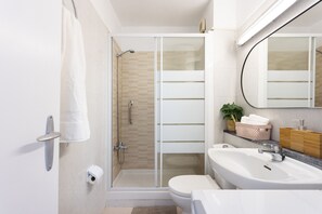 シャワー、ヘアドライヤー、タオル