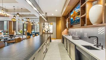 Een koelkast, een magnetron, een oven, een kookplaat