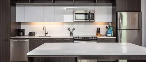 Frigorífic, microones, forn i placa de cuina