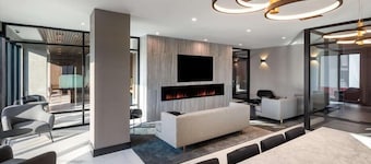 near Stadium Studio 2F BR | Keyless Entry