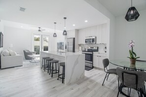 Living area - Handsboro Pointe Condo & Suites (Gulfport)