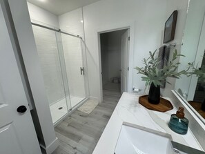 Comfort-lejlighed - 2 soveværelser - adgang til pool | Badeværelse | Hårtørrer, håndklæder, Toiletpapir