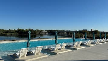 Piscine extérieure (ouverte en saison), parasols de plage