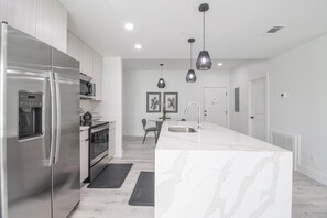 Condo | Private kitchen | Full-size fridge, microwave, oven, stovetop - Handsboro Pointe Condo & Suites (Gulfport)