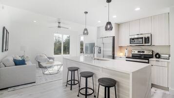 Frigorífico grande, microondas, horno y placa de cocina