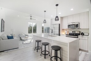 Full-size fridge, microwave, oven, stovetop - Handsboro Pointe Condo & Suites (Gulfport)