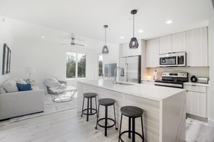 Full-size fridge, microwave, oven, stovetop