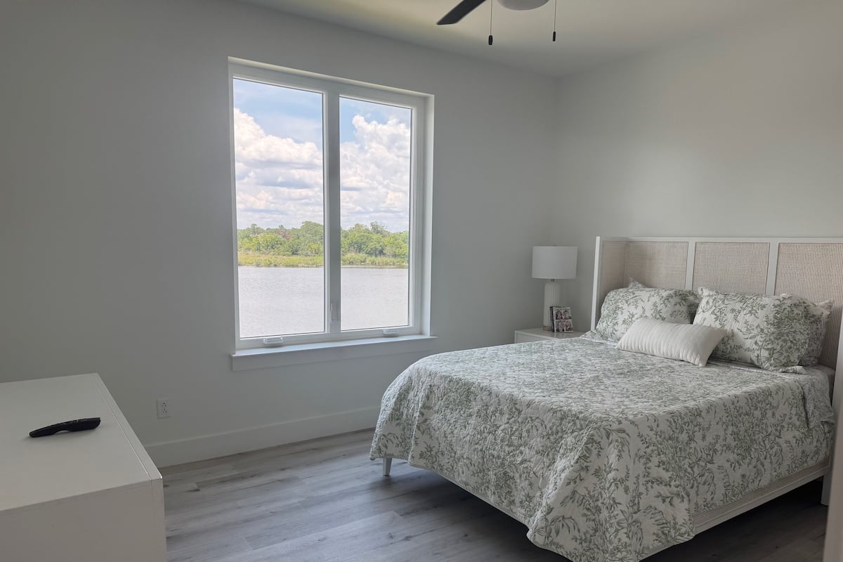Signature Condo, 1 Queen Bed, Pool Access, River View | 2 bedrooms, individually decorated, individually furnished, free WiFi