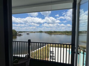 Condo Premier, 1 grand lit, accès à la piscine, vue sur le fleuve | Terrasse/patio