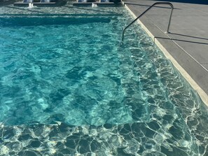 Piscina externa sazonal, guarda-sóis