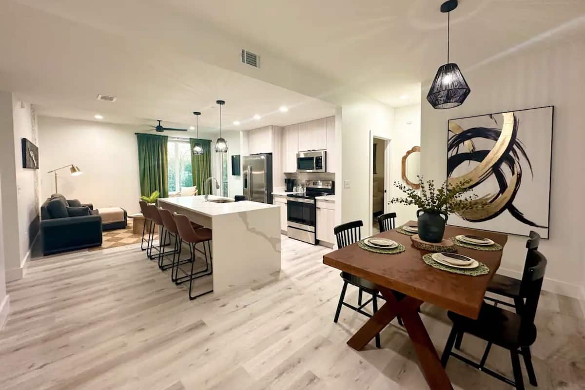 Comfort Condo, 2 Bedrooms, Pool Access | Private kitchen | Full-size fridge, microwave, oven, stovetop