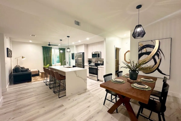 Comfort Condo, 2 Bedrooms, Pool Access | Private kitchen | Full-sized fridge, microwave, oven, stovetop