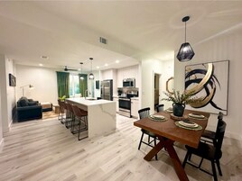 Comfort Condo, 2 Bedrooms, Pool Access | Private kitchen | Full-size fridge, microwave, oven, stovetop