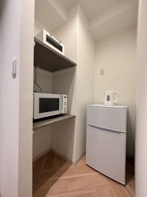 Frigorífico, microondas, placa de cocina y hervidor eléctrico