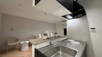 Kjøleskap, mikrobølgeovn, kokeplater og vannkoker