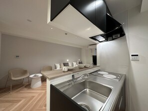 Fridge, microwave, stovetop, electric kettle - Rijodori (Hiroshima)