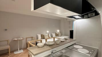 Estudio exclusivo, 2 camas matrimoniales | Cocina privada | Refrigerador, microondas, parrilla de estufa y tetera eléctrica